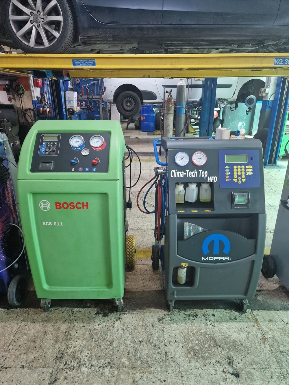 La stazione Bosch per la manutenzione del climatizzatore, nella campata dell'officina.