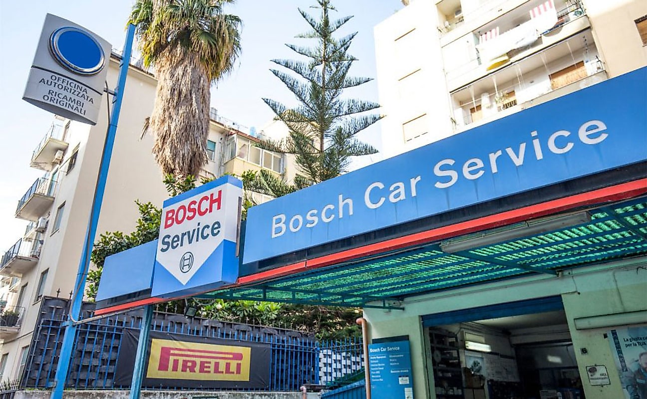 Il totem su strada dell'officina: «Officina autorizzata — Ricambi originali» sotto l'insegna Bosch Car Service.