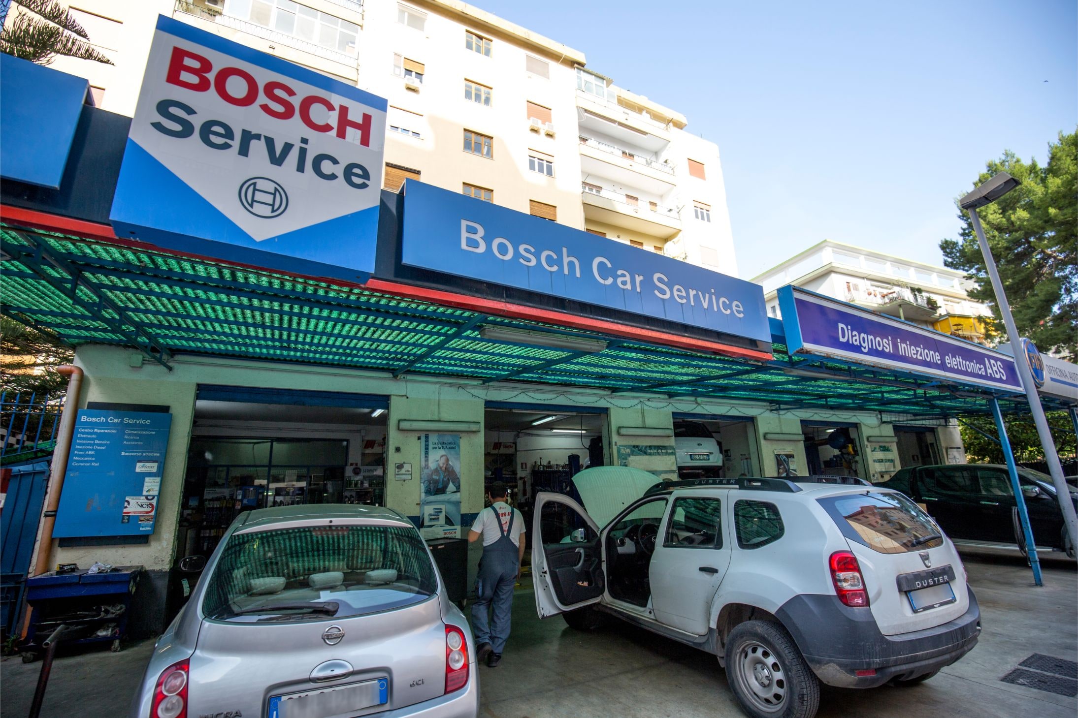 La facciata dell'officina in Via Molise, con le insegne Bosch Service e Bosch Car Service.