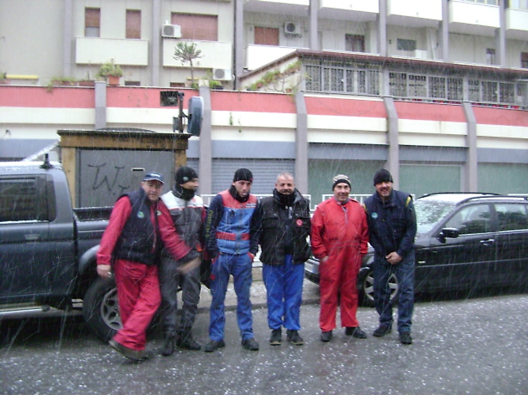 La squadra dell'officina davanti alla sede, sotto la neve.